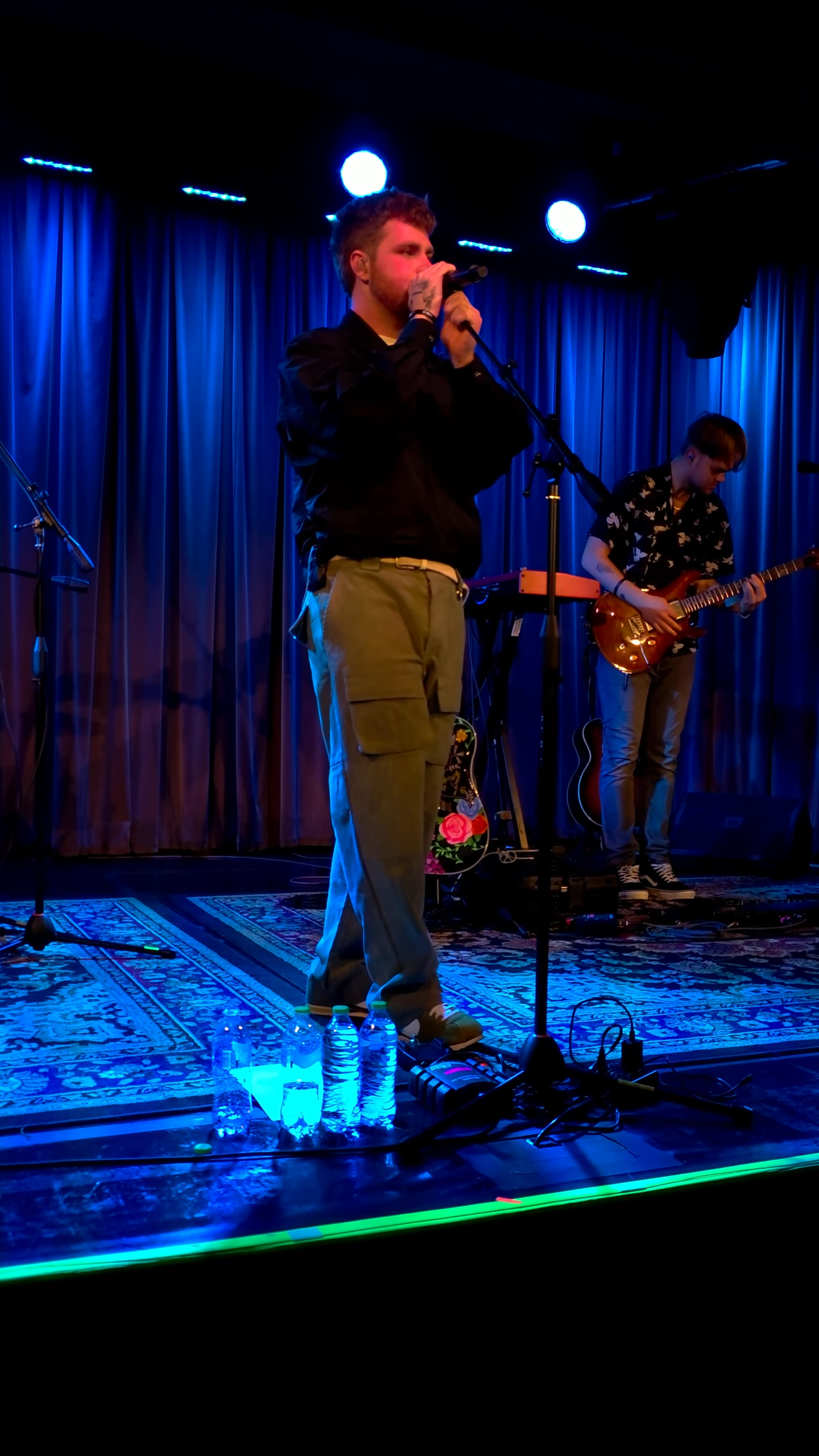 Alex Warren performing live for the Alex Warren Madison Square Garden concert guide