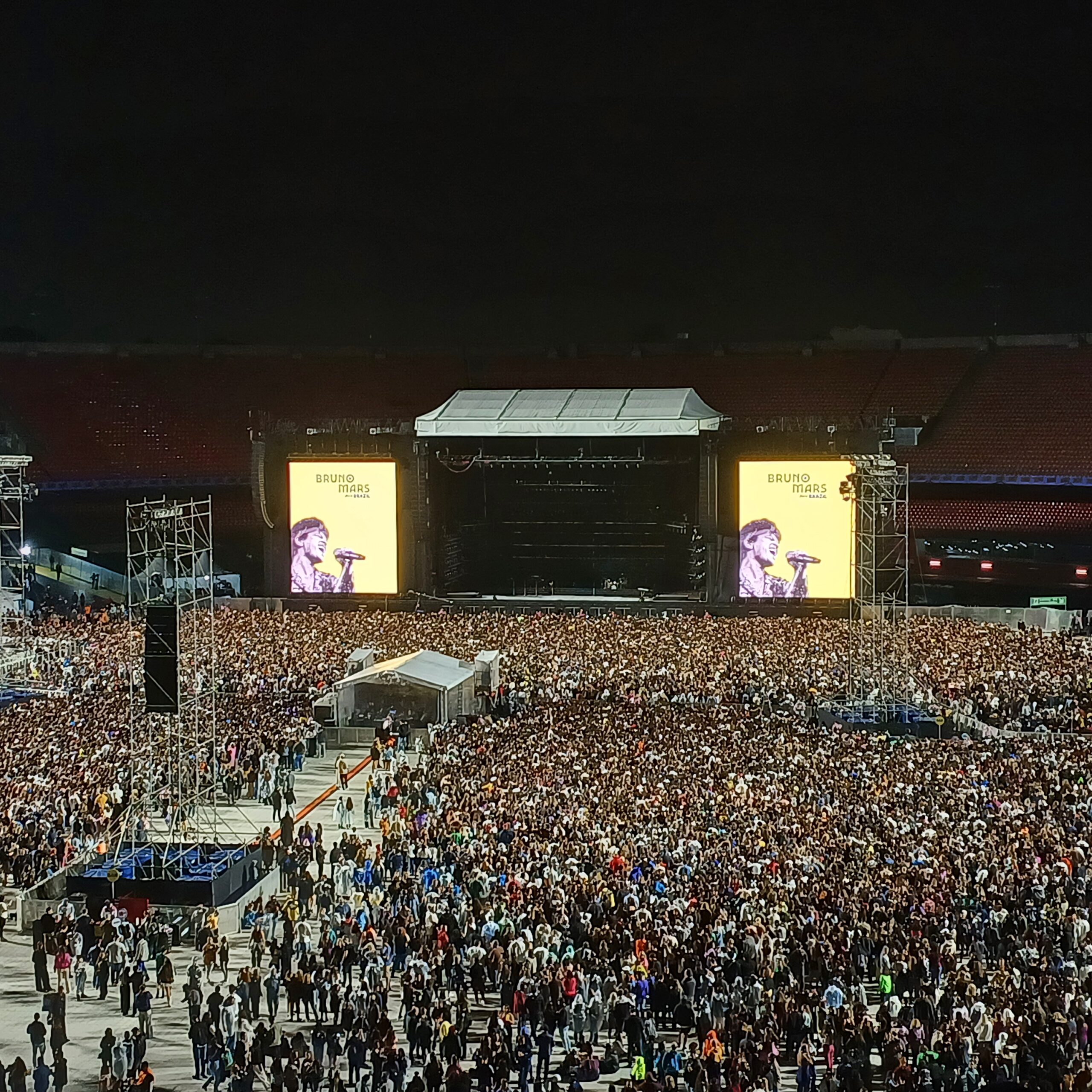 Bruno Mars performing for a massive stadium crowd for the Bruno Mars MetLife Stadium concert guide