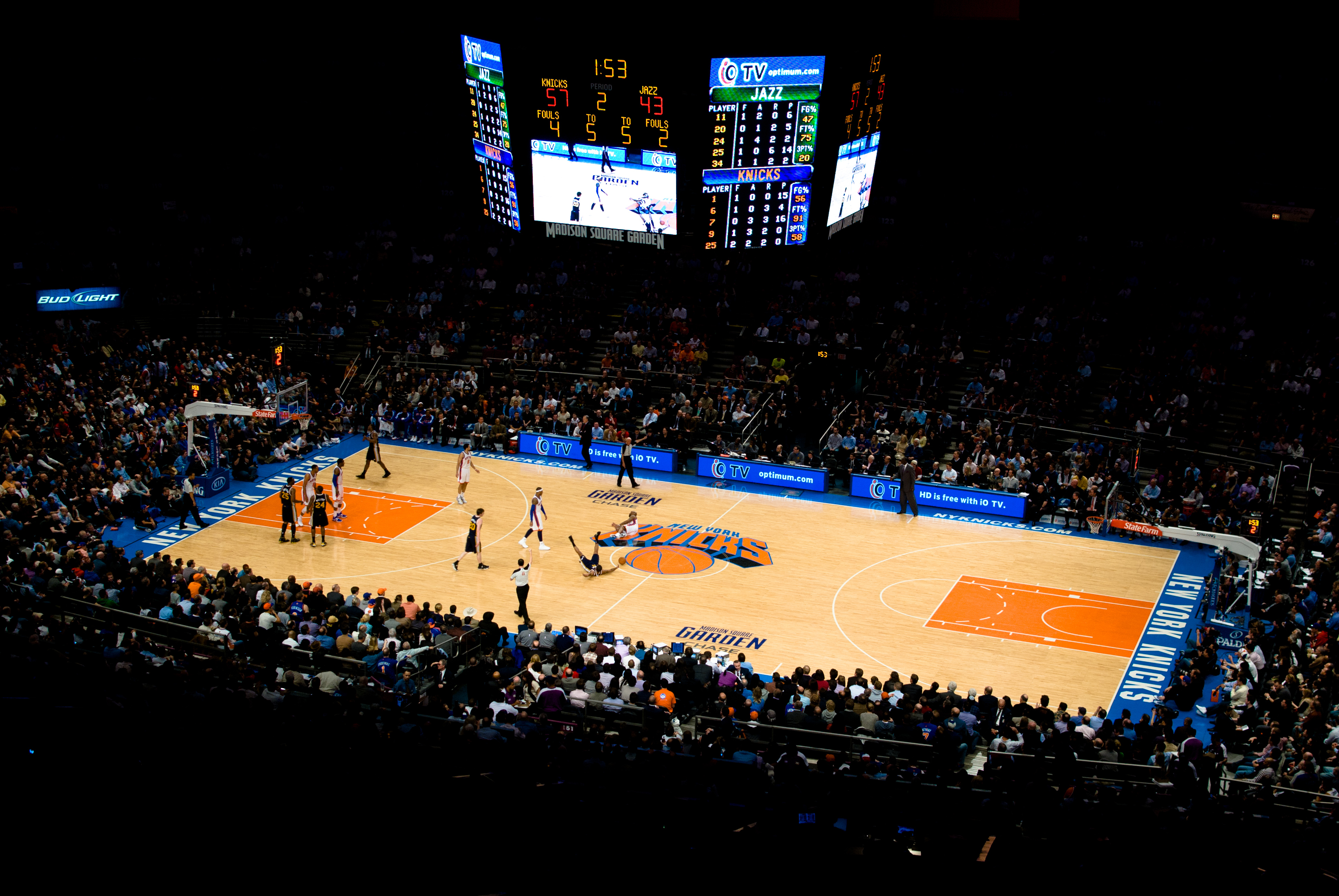 New York Knicks basketball game at Madison Square Garden for a New York basketball night guide