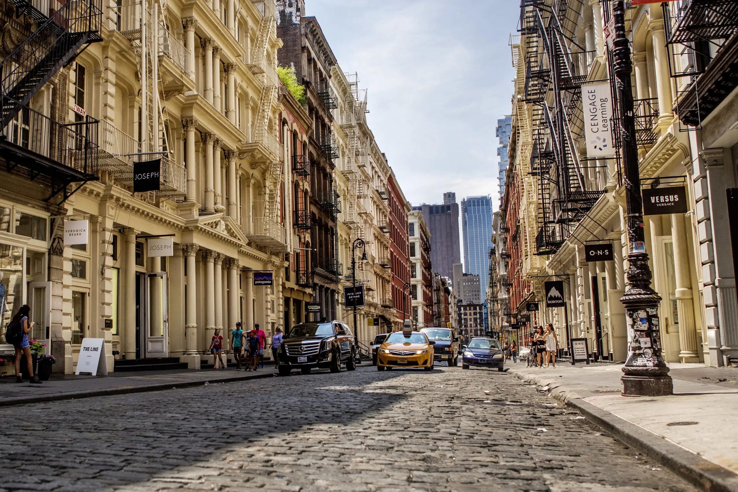 SoHo NYC cast-iron district with classic downtown architecture, boutique storefronts, cobblestone streets, restaurants, and walkable Manhattan blocks