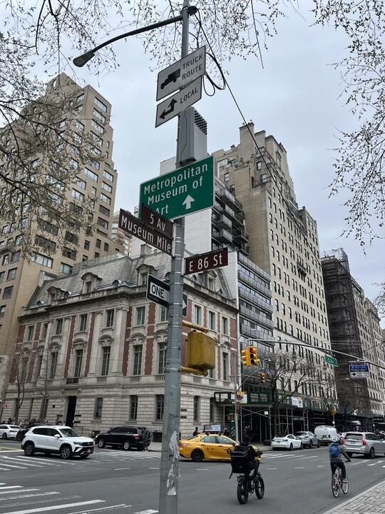 Upper East Side NYC Museum Mile neighborhood guide with Fifth Avenue museums, Central Park access, elegant hotels, and classic Manhattan streets