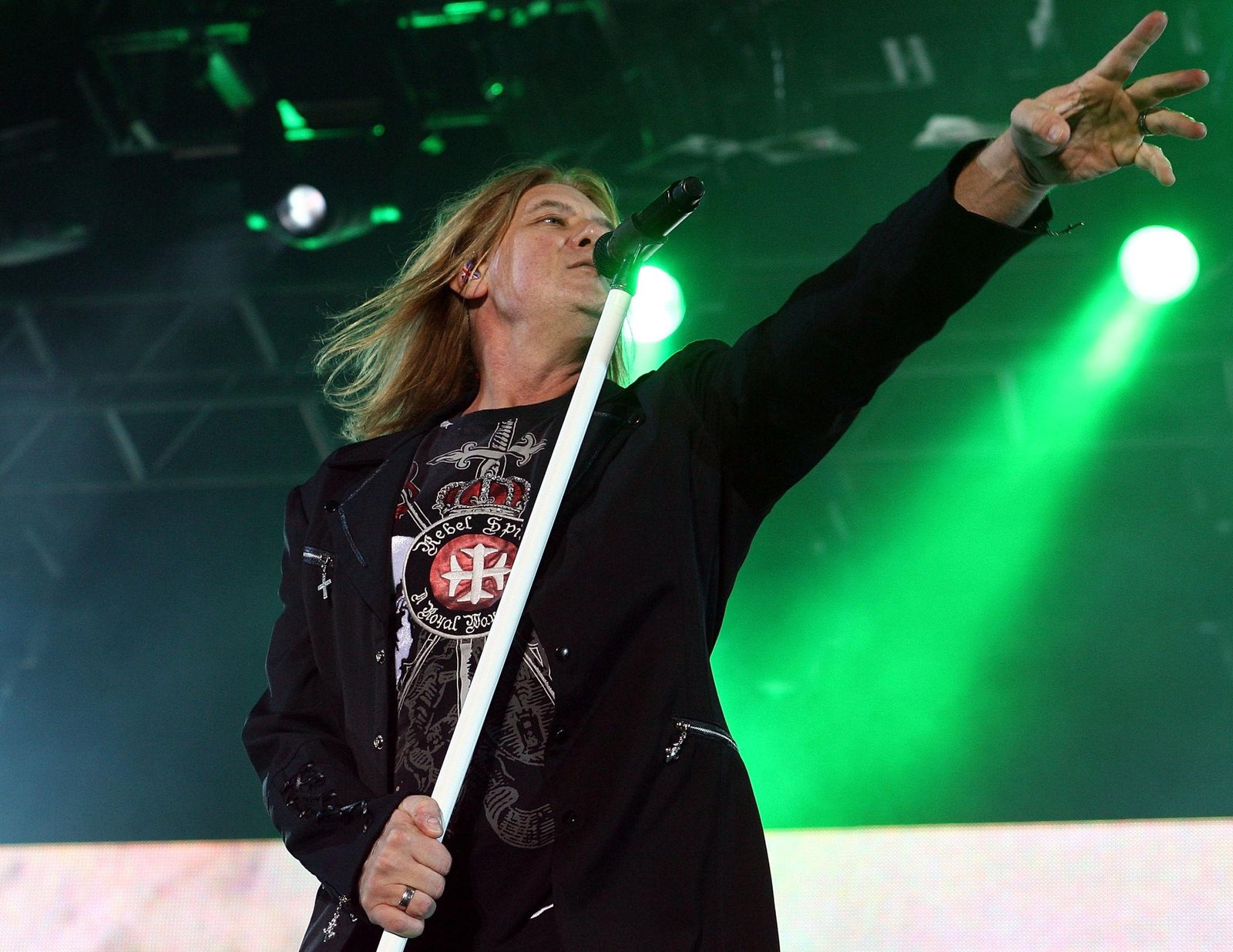 Joe Elliott performing live with Def Leppard, whose 2027 tour includes Madison Square Garden in New York City